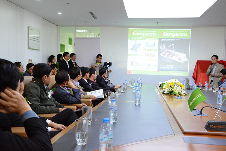Ông Phạm Phú Trường, giám đốc kinh doanh ngành hàng năng lượng giới thiệu với các vị khách mời về quá trình nghiên cứu, phát triển sản phẩm Chậu Inox kháng khuẩn Kangaroo