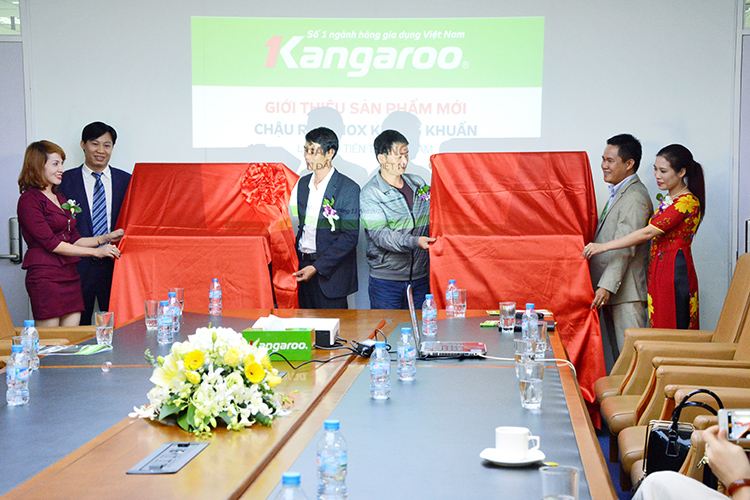 Ông Lê Xuân Hoàn - Tổng Giám đốc Kangaroo Việt Nam và đại diện các đại lý kéo tấm phủ để ra mắt sản phẩm Chậu rửa Inox kháng khuẩn lần đầu tiên tại Việt Nam.
