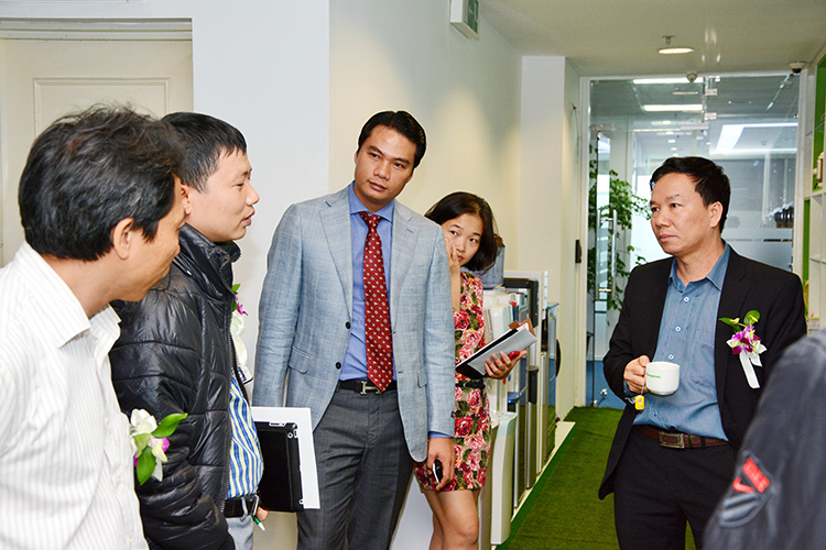 Ông Nguyễn Thành Phương lắng nghe các nhận xét, góp ý về dòng sản phẩm Chậu rửa từ các vị khách mời