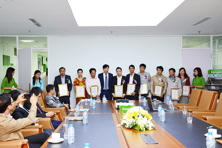 Ông Lê Xuân Hoàn - Tổng giám đốc Kangaroo Việt Nam trao phần thưởng cho các đại lý đã có đơn đặt hàng lớn ngay trong buổi lễ ra mắt