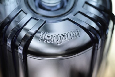 Logo Kangaroo ® được dập nổi trên cốc RO