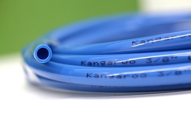 Ống dây dẫn nước cung cấp nước vào ra của máy lọc nước Kangaroo ® có màu xanh và được làm bằng nhựa đặc chủng