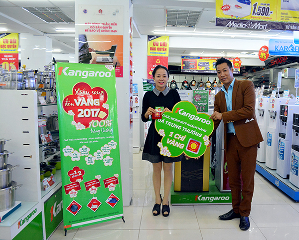 Chị Nguyễn Thị Dung (Cầu Giấy – Hà Nội) trúng vàng khi mua sản phẩm cây nước KG 31 tại siêu thị Mediamart Nguyễn Chí Thanh