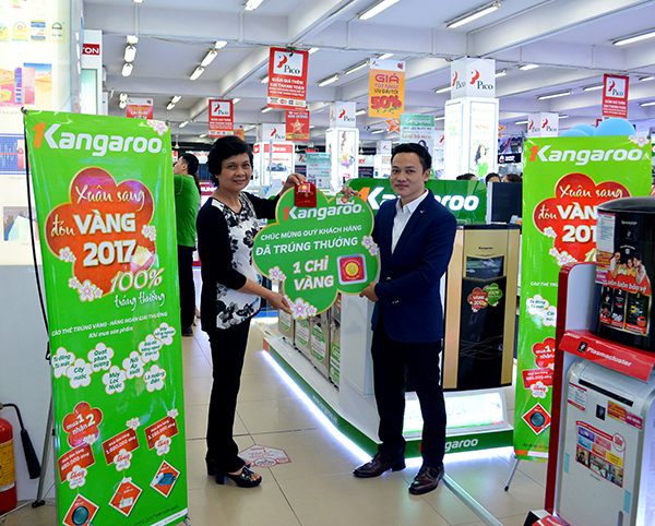 Bác Lê Thị Hồng (Thanh Xuân – Hà Nội) trúng vàng khi mua sản phẩm nồi áp suất KG 137 tại siêu thị Pico Nguyễn Trãi
