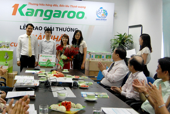 ập đoàn Kangaroo đã trao tặng giải thưởng trị giá 250 triệu đồng cho nhóm đạt giải nhất cuộc thi Khởi nghiệp 2012