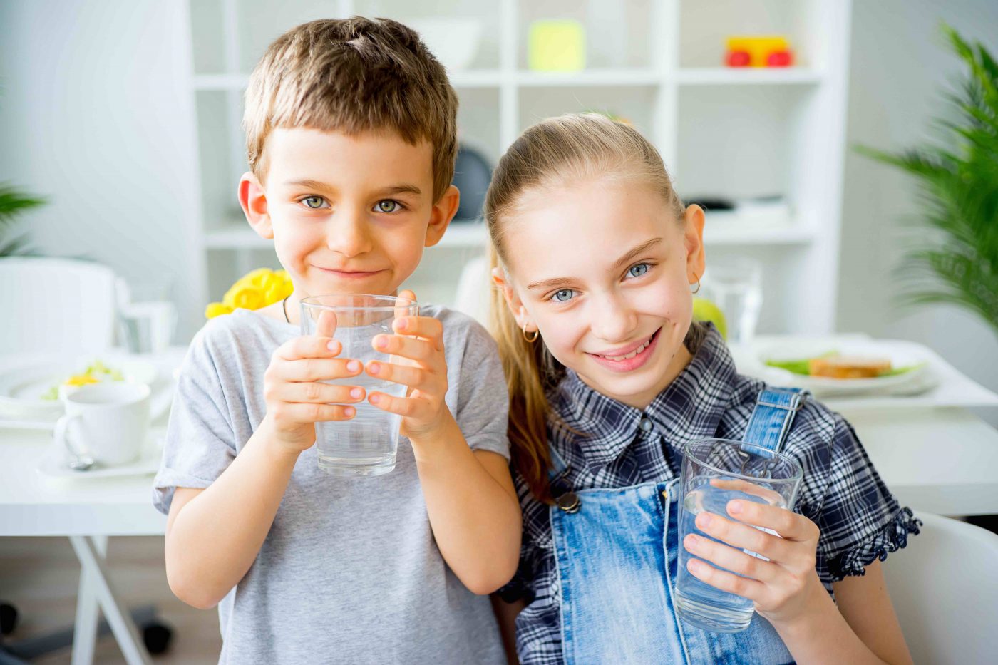 Trẻ em uống nước Hydrogen ion kiềm