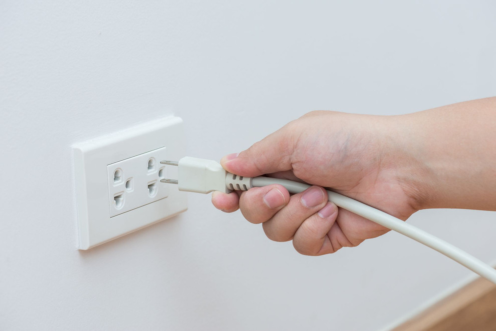 Bạn cần rút phích cắm trước khi thực hiện các thao tác tiếp theo