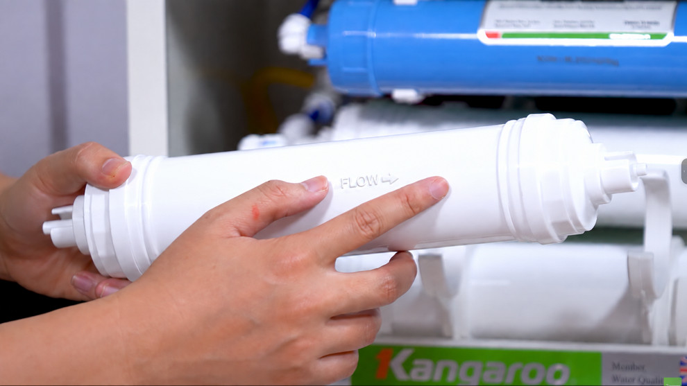 Bạn hãy dựa vào ký hiệu mũi tên hướng dẫn trên lõi để xác định đúng chiều nước