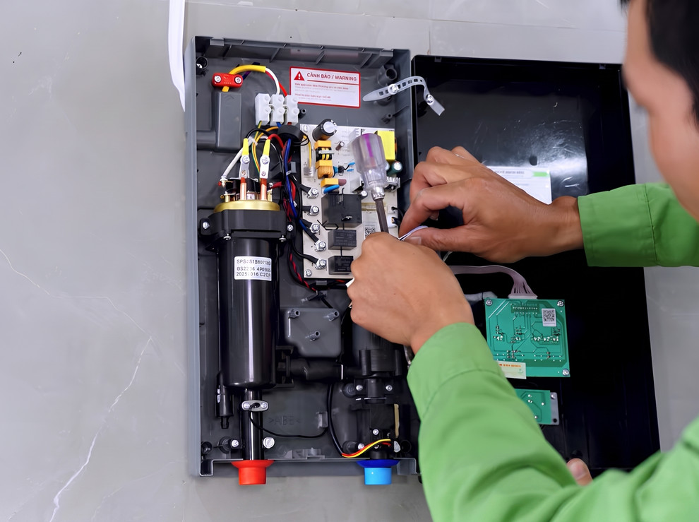 Treo cố định máy nước nóng trực tiếp lên tường