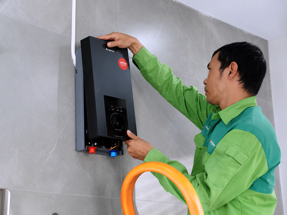 Lắp và siết vít hoàn thiện vỏ máy nước nóng