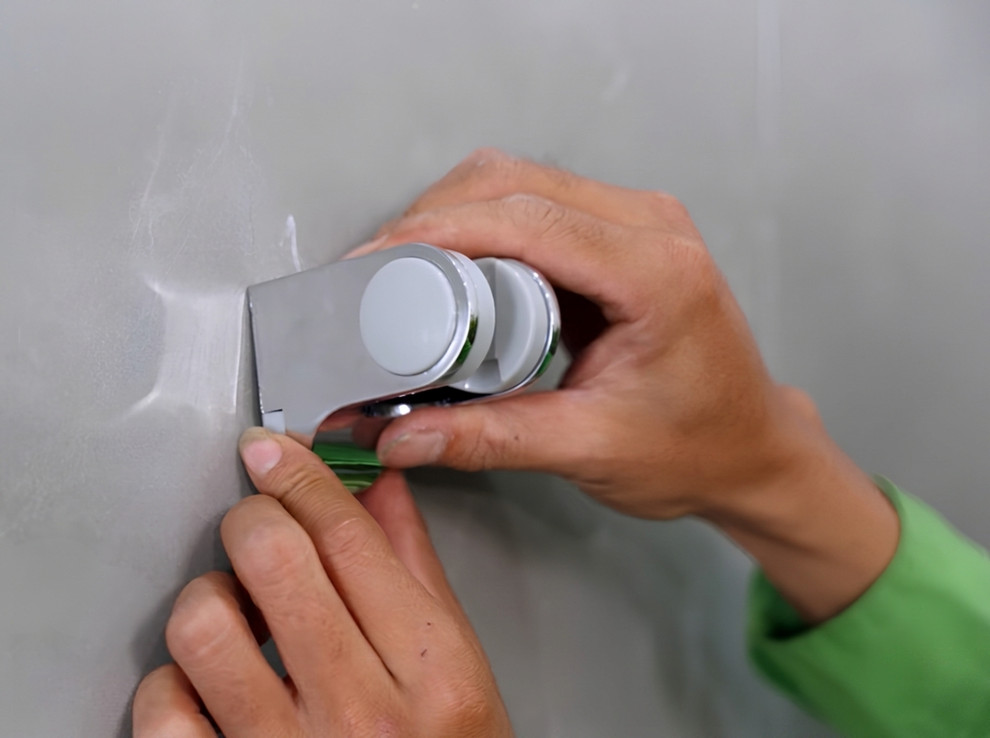 Lắp giá đỡ vòi sen cho máy nước nóng trực tiếp