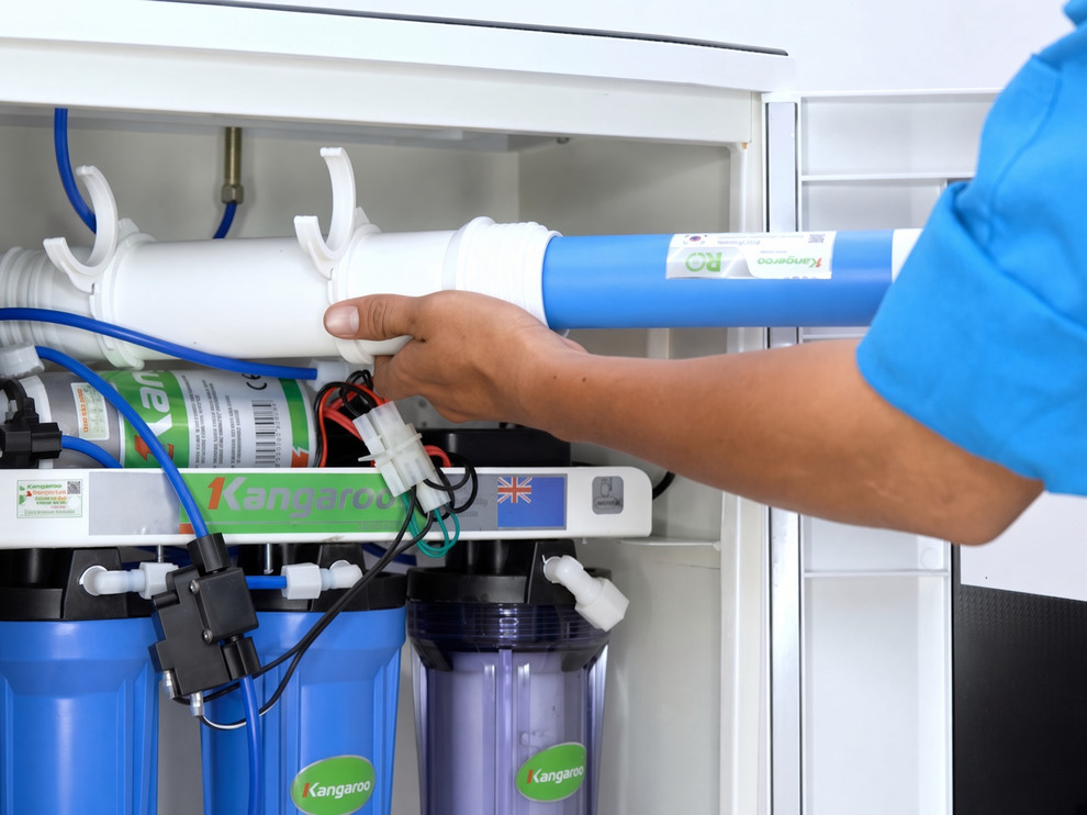 Đưa màng RO vào trong cốc từ từ chính là lưu ý khi lắp máy lọc nước