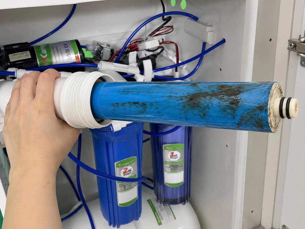 Lõi lọc số 4 bị bám cặn bẩn hoặc nước uống có mùi lạ là dấu hiệu cần thay màng lọc RO