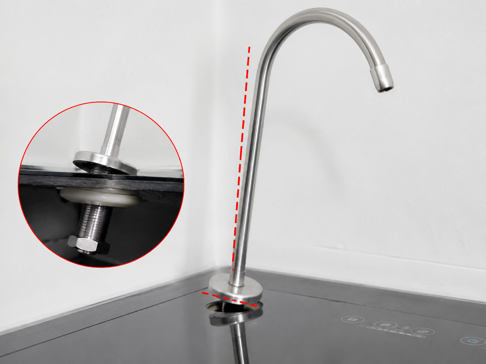Vòi nước lắp lệch khiến nước rò quanh chân vòi thay vì chảy thẳng ra ngoài