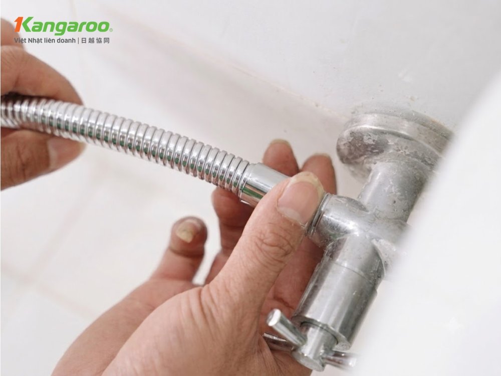 Hệ thống đường ống hoặc cút nối bị lỏng khiến khí bên ngoài bị hút vào