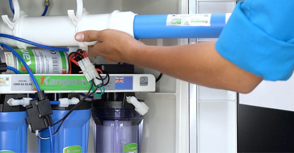 Bạn nên gọi kỹ thuật viên có chuyên môn nếu tình trạng máy lọc nước có cặn đen vẫn tiếp diễn mặc dù đã xả sạch nước