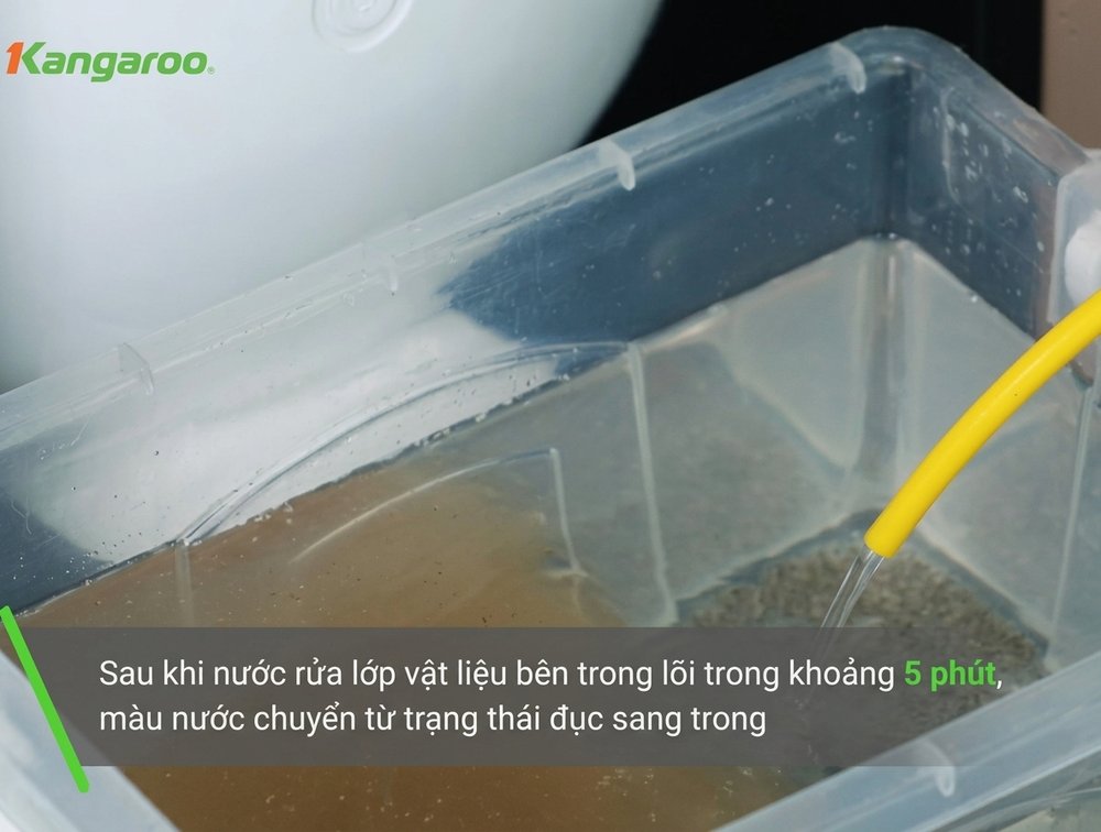 Sục rửa kỹ hệ thống lõi lọc nước mới mua giúp loại bỏ hoàn toàn tình trạng máy lọc nước có váng trắng