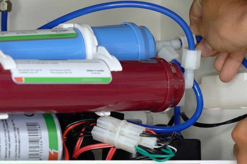 Việc đấu nối sai sơ đồ kỹ thuật của các lõi lọc khiến hệ thống bị mất hoàn toàn chức năng làm sạch nước, gây ra tình trạng máy lọc nước có váng trắng
