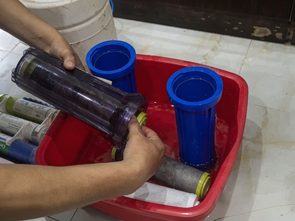 Thay mới lõi lọc và vệ sinh cốc lọc bằng khăn mềm kết hợp một chút giấm hoặc baking soda
