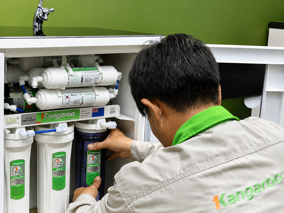 Kỹ thuật viên kiểm tra định kỳ giúp phát hiện sớm sự cố máy lọc nước