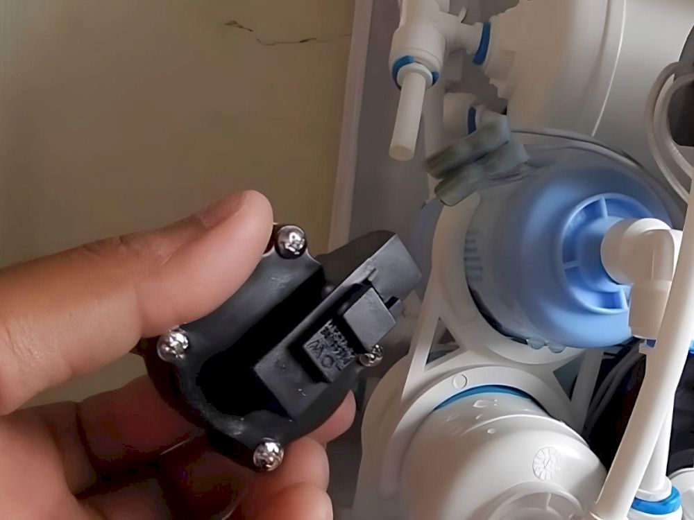 Van áp cao bị kẹt hoặc lỗi tiếp điểm khiến máy không vào điện