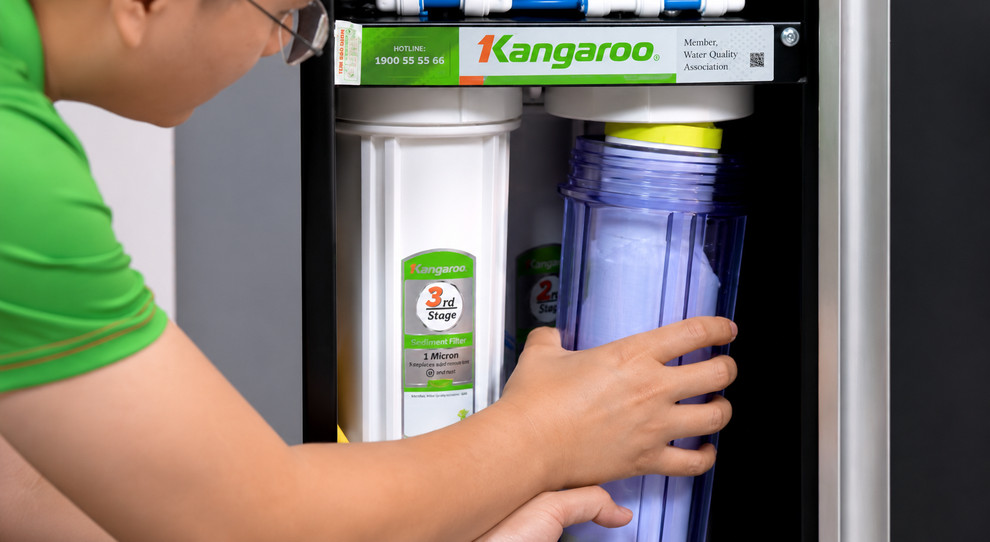 Bạn cần tháo bỏ lõi cũ, vệ sinh cốc lọc trước khi lắp vào máy