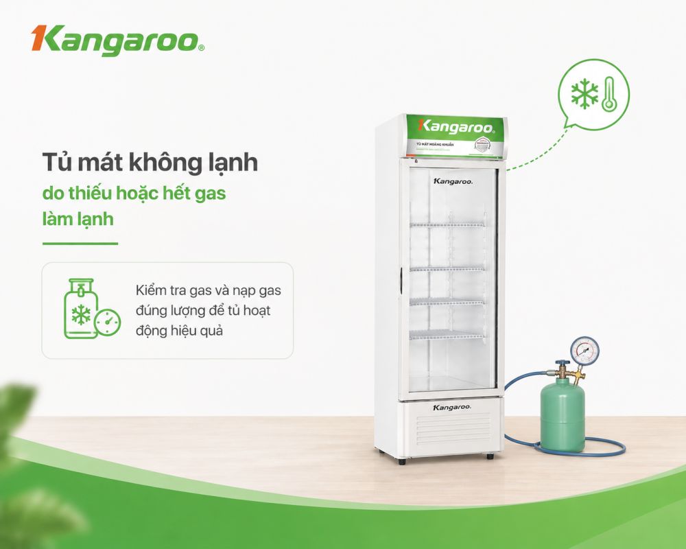 Kỹ thuật viên kiểm tra và nạp gas khi tủ thiếu gas